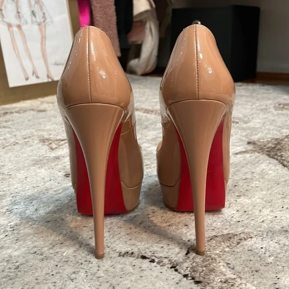 Christian Louboutin ベージュ オープントゥ ハイヒール　38 Christian Louboutin ベージュ オープントゥ ハイヒール 38